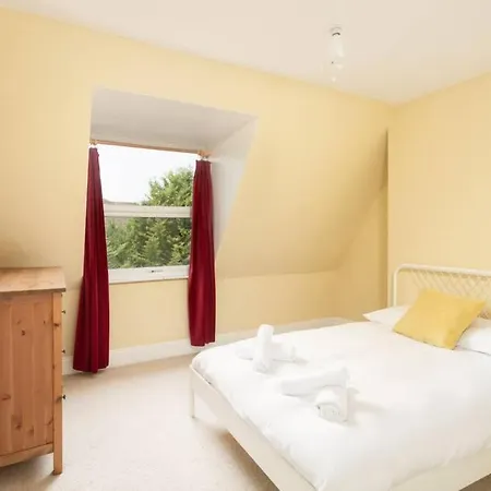 Spectacular Views, Spacious Central Flat